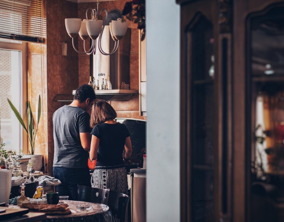 Como o ambiente de um imóvel afeta o bem-estar? man and woman standing in front of gas range