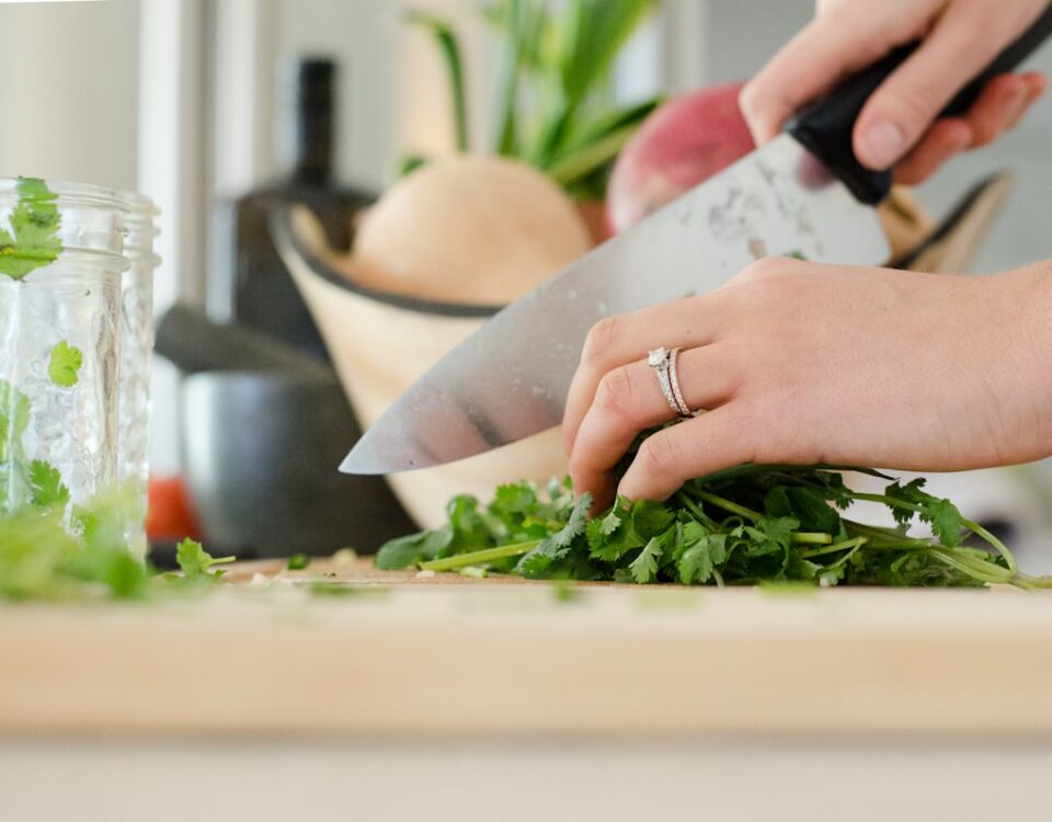 Benefícios do "feito em casa" para uma rotina equilibrada person cutting vegetables with knife