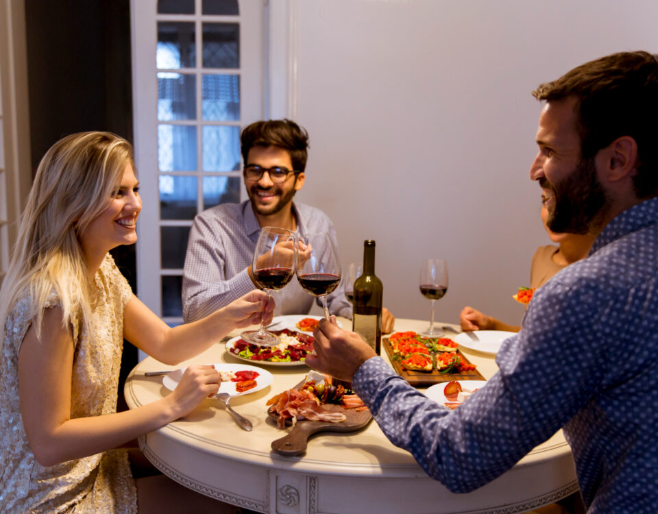 Mesa posta e bem-estar: A importância de um jantar harmônico Mesa posta e bem-estar: A importância de um jantar harmônico
