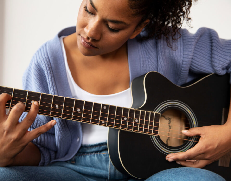O impacto de tocar instrumentos musicais no bem-estar O impacto de tocar instrumentos musicais no bem-estar