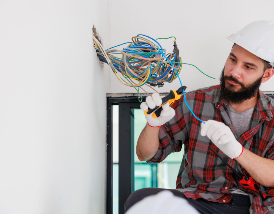 Trabalhar como eletricista afeta a saúde? Veja os cuidados necessários Trabalhar como eletricista afeta a saúde? Veja os cuidados necessários