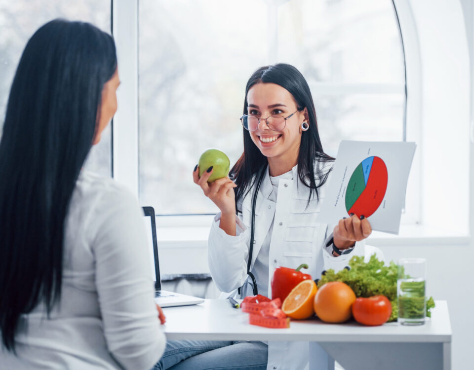 Nutrólogo ou nutricionista? Diferenças que impactam sua saúde Nutrólogo ou nutricionista? Diferenças que impactam sua saúde
