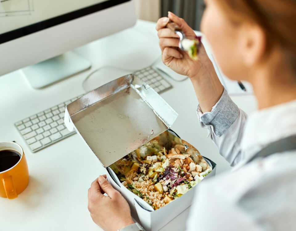 Alimentação no expediente: o efeito silencioso na energia mental