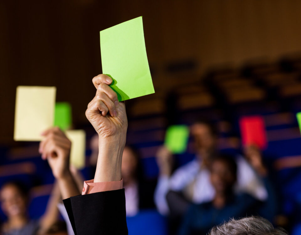 Como campanhas políticas exploram emoções e comportamento