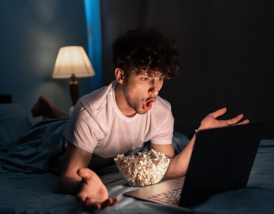 Maratonar filmes no streaming afeta sua rotina?
