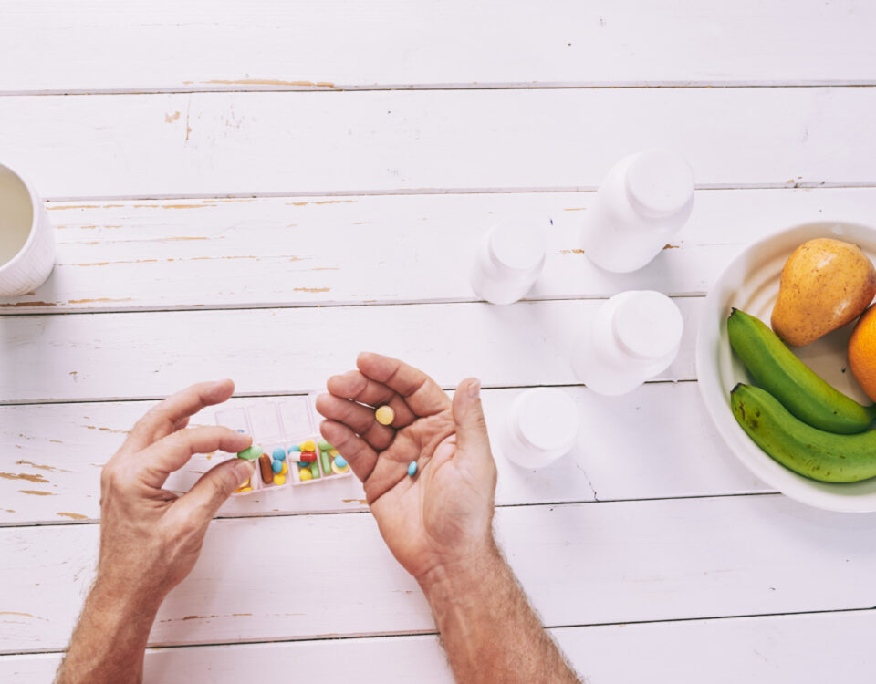 Mais cápsulas, mais saúde? O risco de combinar suplementos