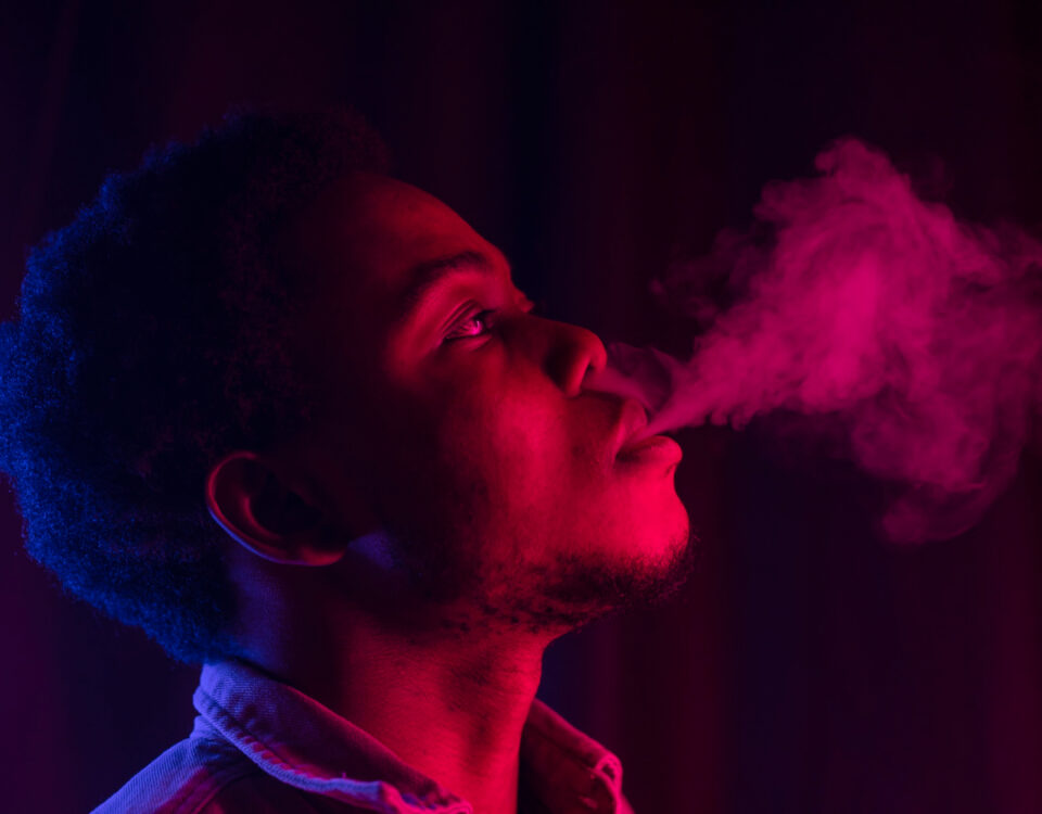 Vaporizador de ervas reduz riscos ou apenas muda o consumo?