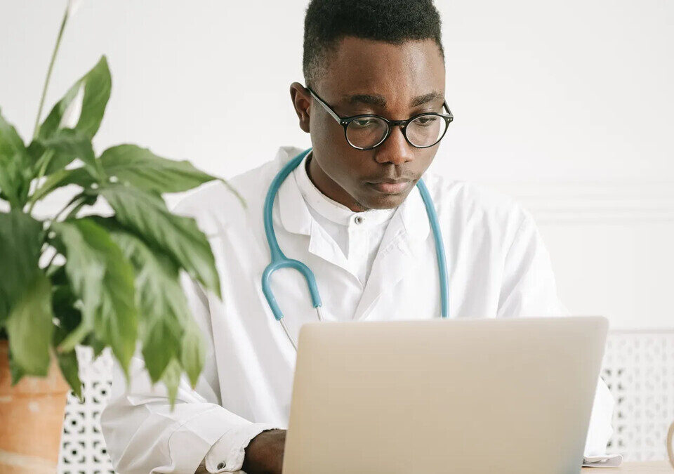 Médico utilizando computador no consultório