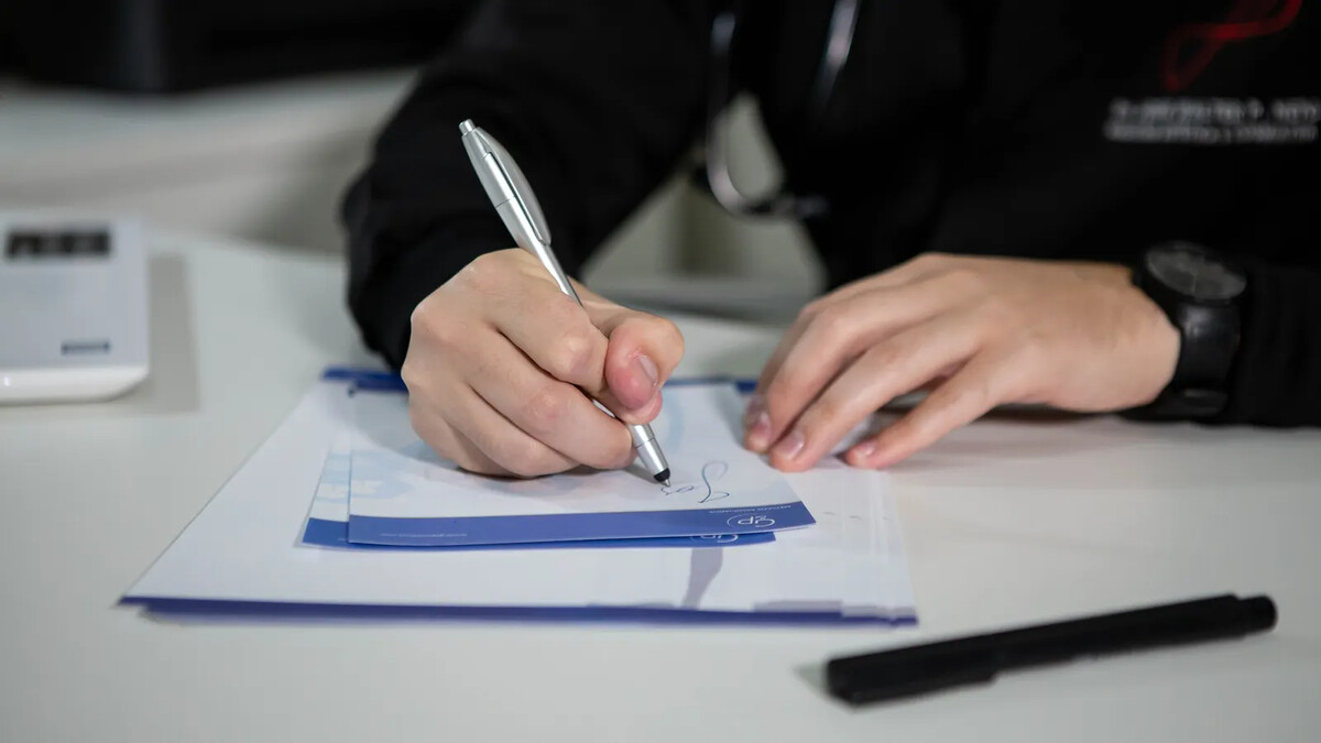 Anvisa adia integração de receitas eletrônicas até março de 2027 Médico preenchendo documento de prescrição em consultório