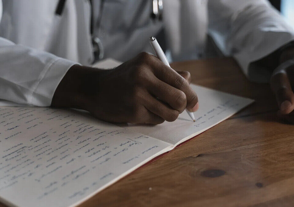 Profissional de saúde escrevendo anotação médica