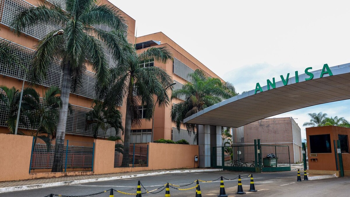 Anvisa proíbe canetas emagrecedoras vendidas em sites: como checar Fachada do prédio da Anvisa em Brasília