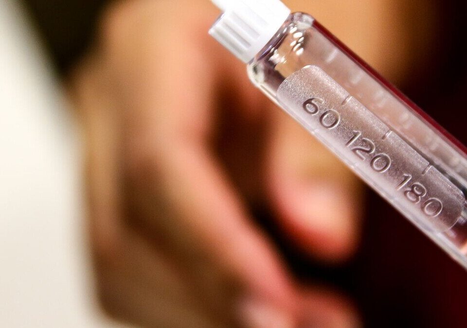 Canetas de aplicação de medicamento injetável sobre uma mesa