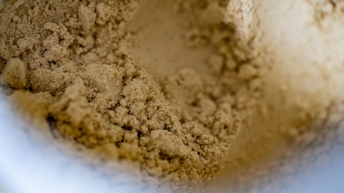 Anvisa proíbe picolé com melatonina e suplemento de proteína: o que fazer Proteína em pó vista de perto