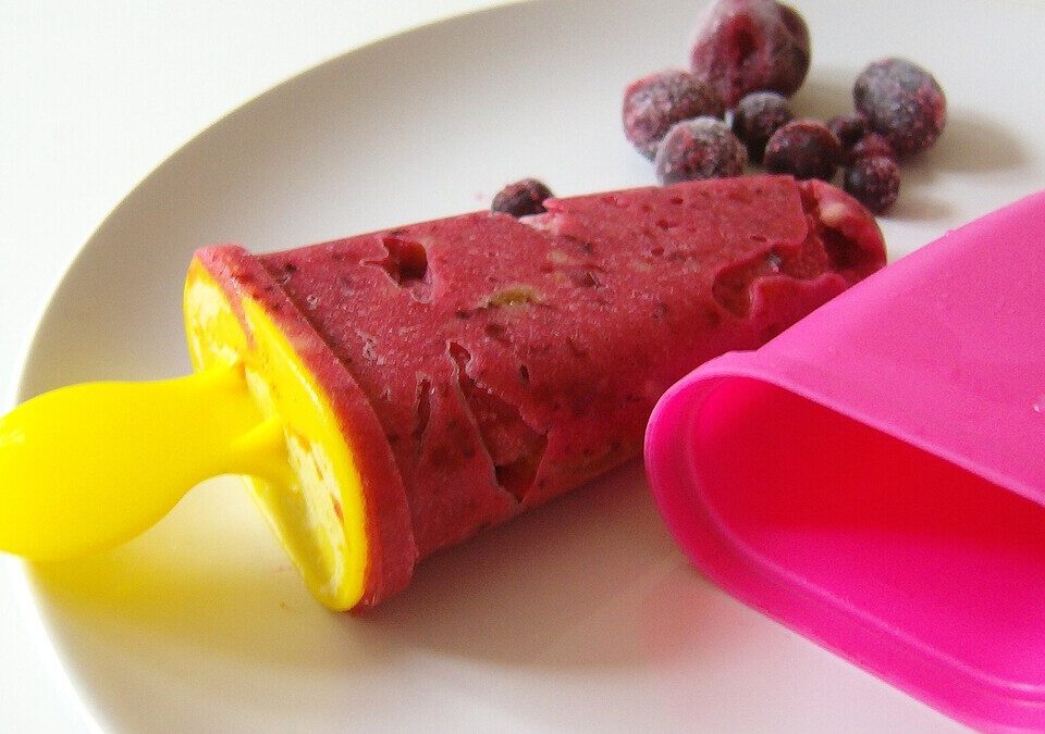 Picolé caseiro de frutas vermelhas sobre um prato