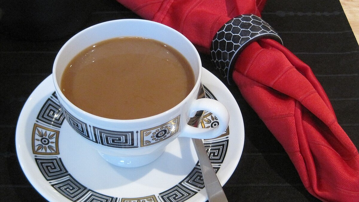 Xícara de café com leite em pires estampado