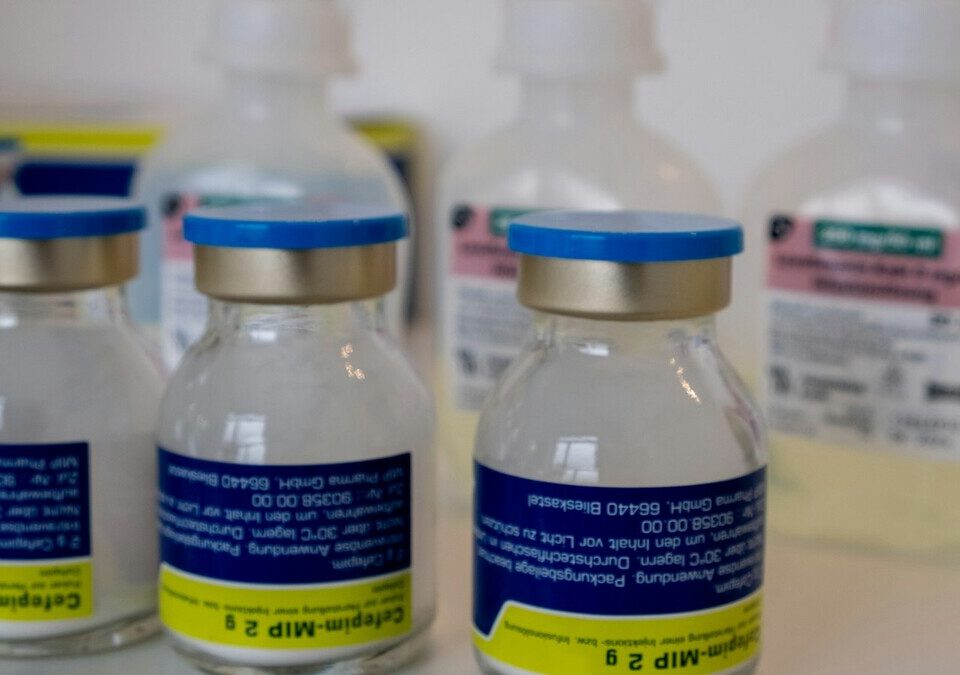 Frascos de medicamentos organizados em prateleira
