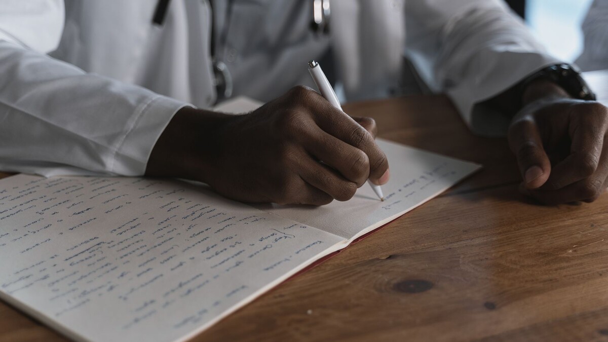 Profissional de saúde registra informações em uma ficha de atendimento