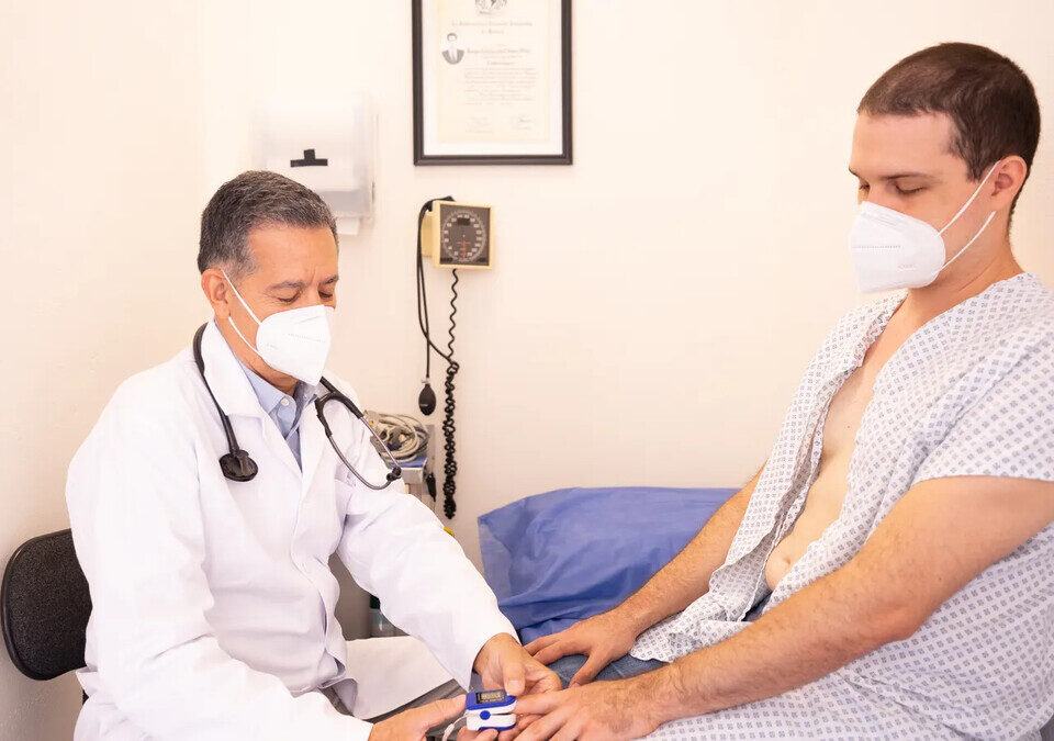 Profissional de saúde atende uma paciente em consultório, em cena ilustrativa