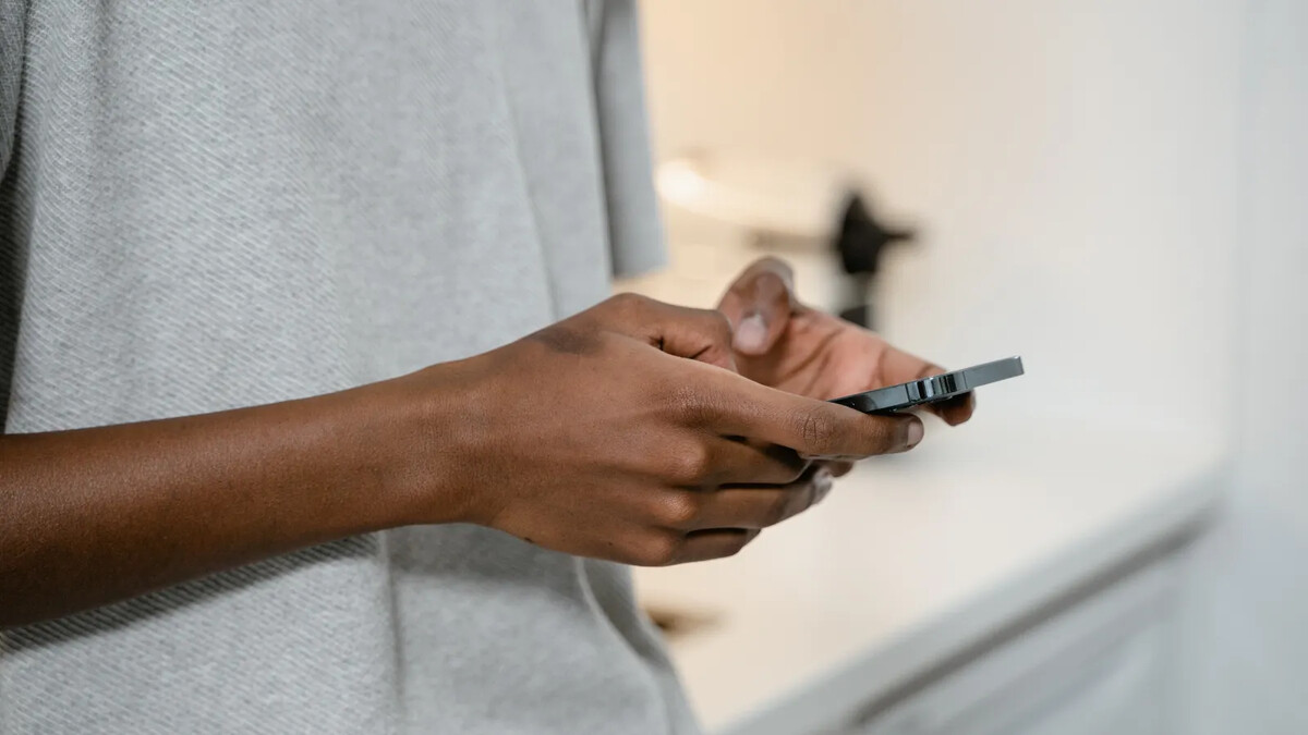 Consulta no SUS pelo celular: como agendar no Meu SUS Digital Mãos digitando em um smartphone em ambiente interno