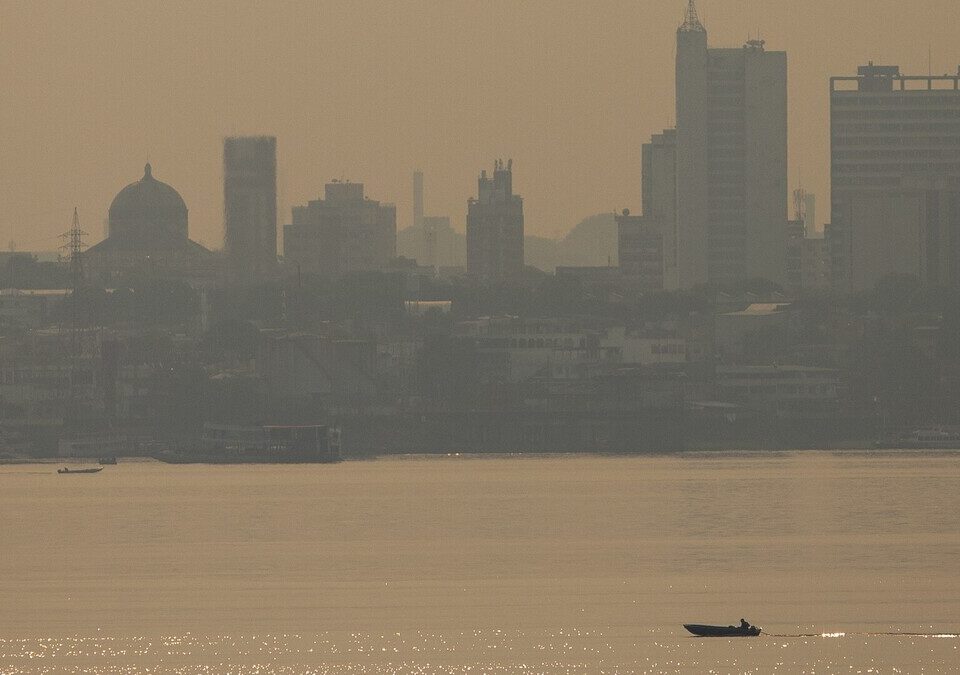 Fumaça de queimadas encobrindo prédios de Manaus