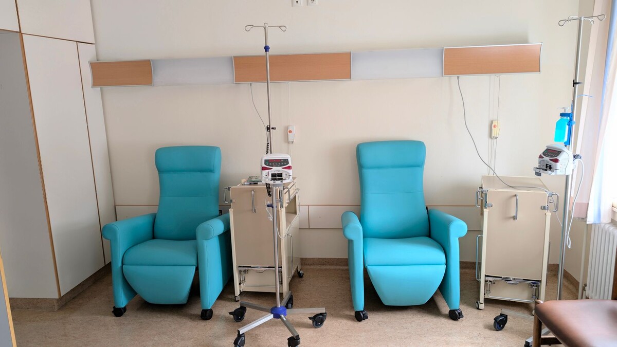 Ivermectina não cura câncer: o alerta da Anvisa e os riscos do uso Sala de hospital com duas poltronas azuis de infusão e suportes de soro