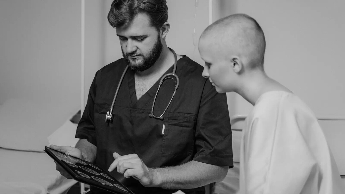 Mamografia digital negada pelo plano? Novo guia orienta pedido Médico apresenta informações em tablet a paciente