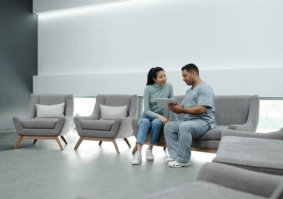 Médico conversa com paciente em consultório