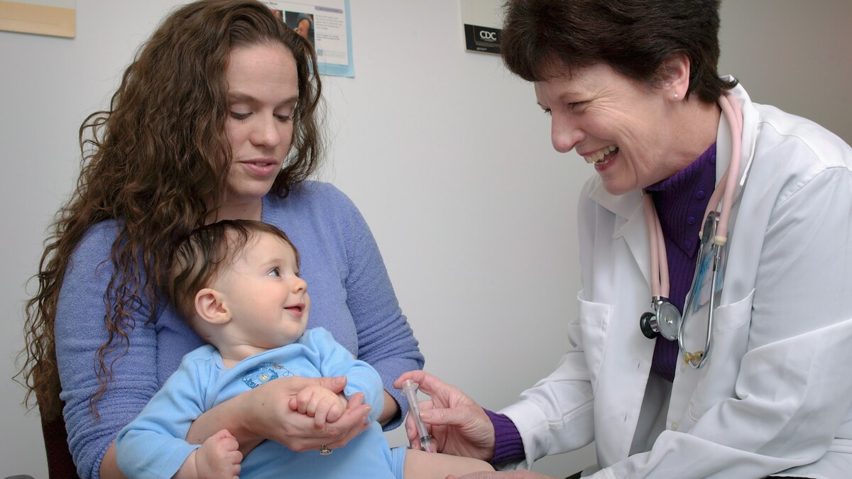 Pressão alta em 28% das crianças: como saber se seu filho tem Médica examinando uma criança pequena no consultório