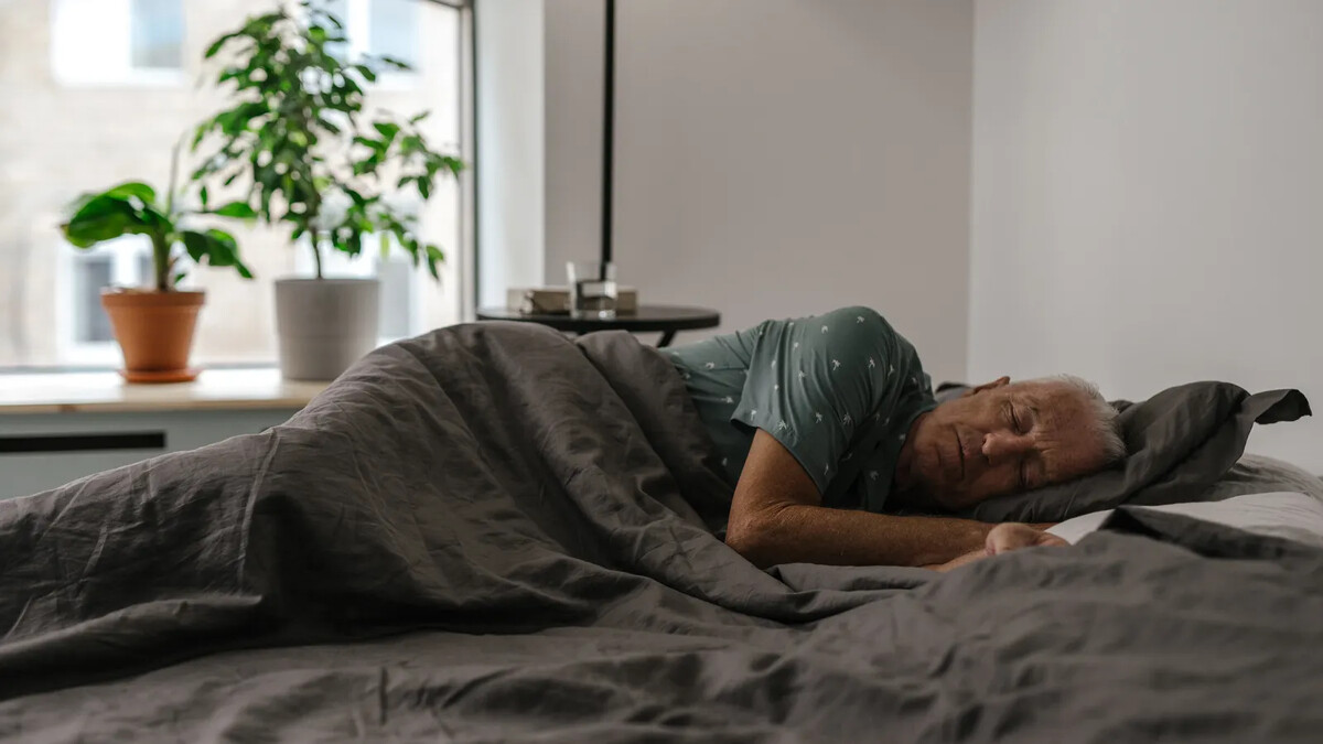 Pessoa idosa descansando em ambiente doméstico