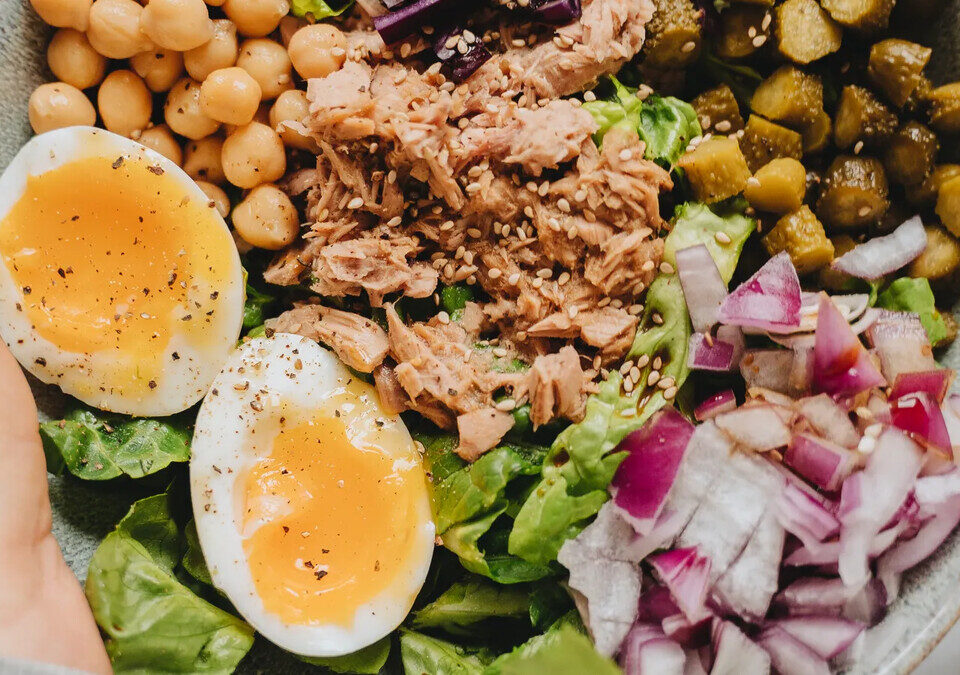 Quanto de proteína uma pessoa comum precisa consumir por dia?