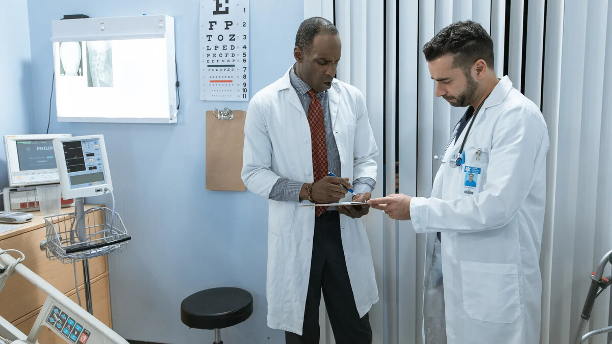 Médicos conversando durante avaliação clínica