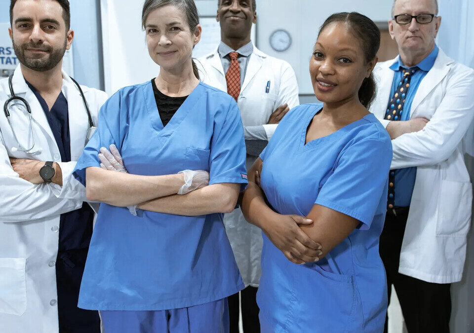 Equipe de profissionais de saúde em hospital