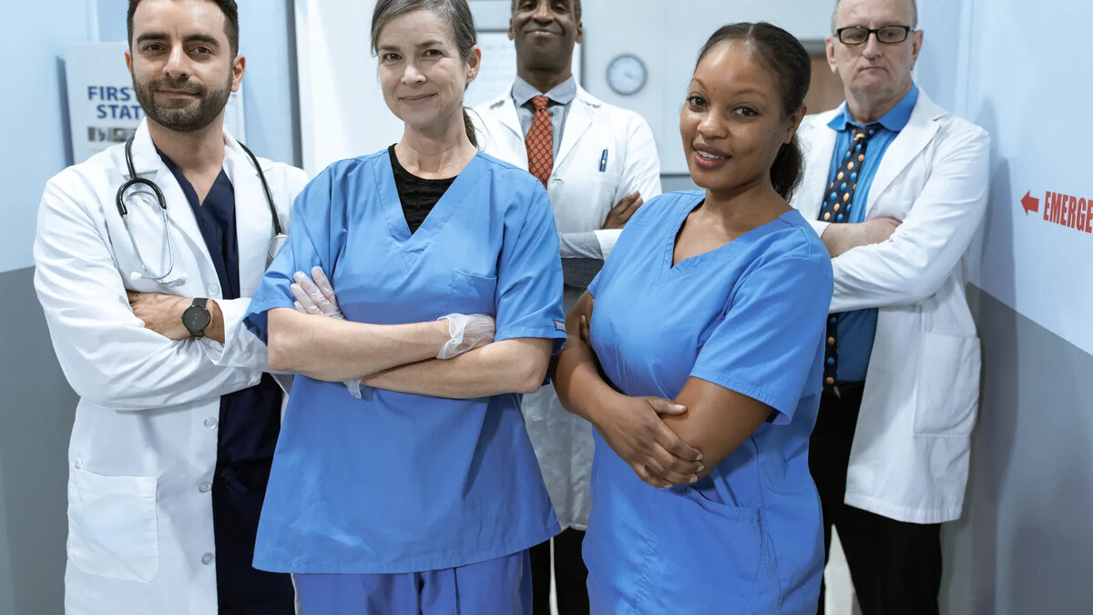Equipe de profissionais de saúde em hospital