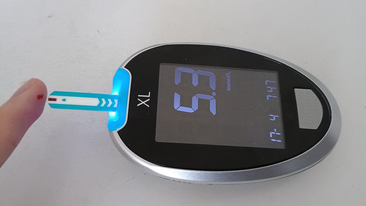 Tiras Accu-Chek Active vetadas na Amazon: como saber se a sua é segura Medidor de glicose com tira reagente inserida e leitura no visor