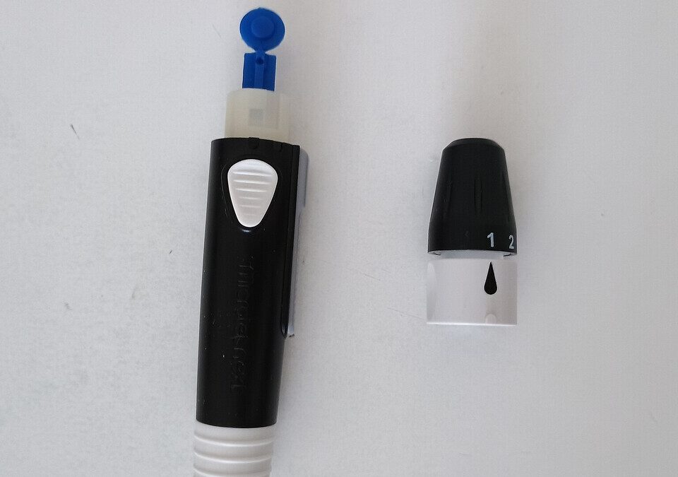 Lancetador usado para coletar gota de sangue no teste de glicemia